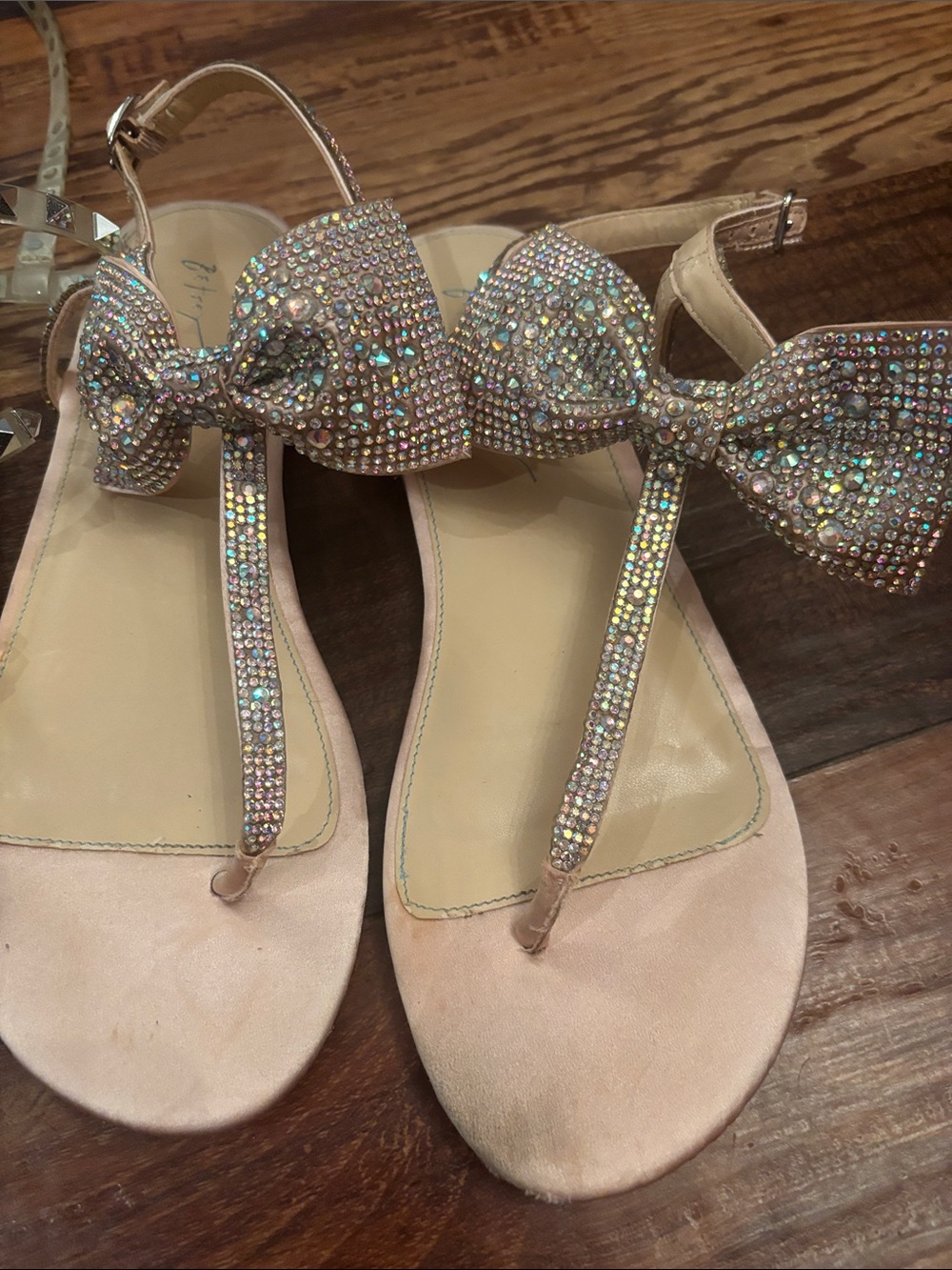 Hersey JohnsonEmbellished Pink Bow T-Strap Sandals